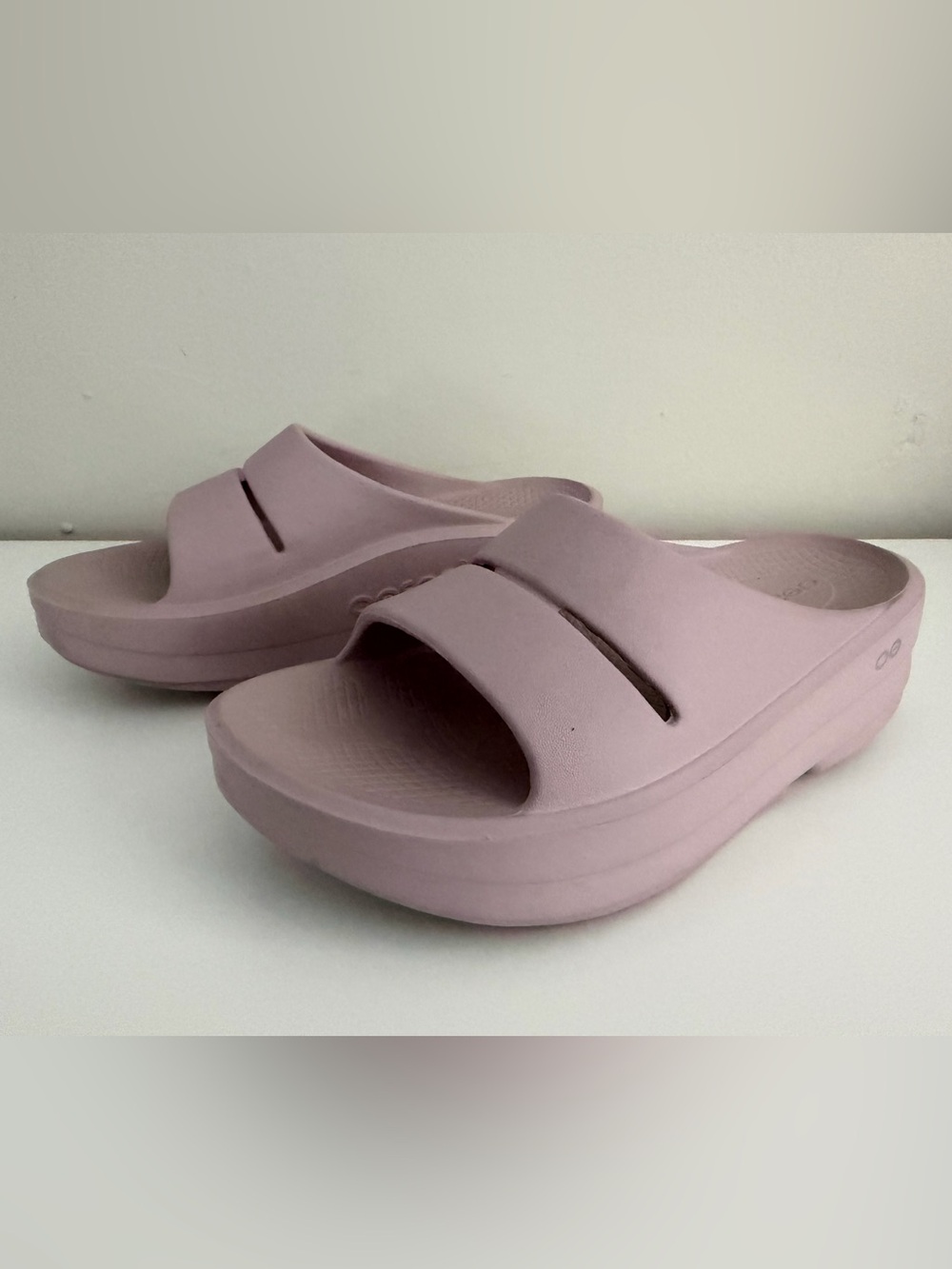 Oofos women’s 8 rubber cushioned platform slip on slides sandals purple pink
